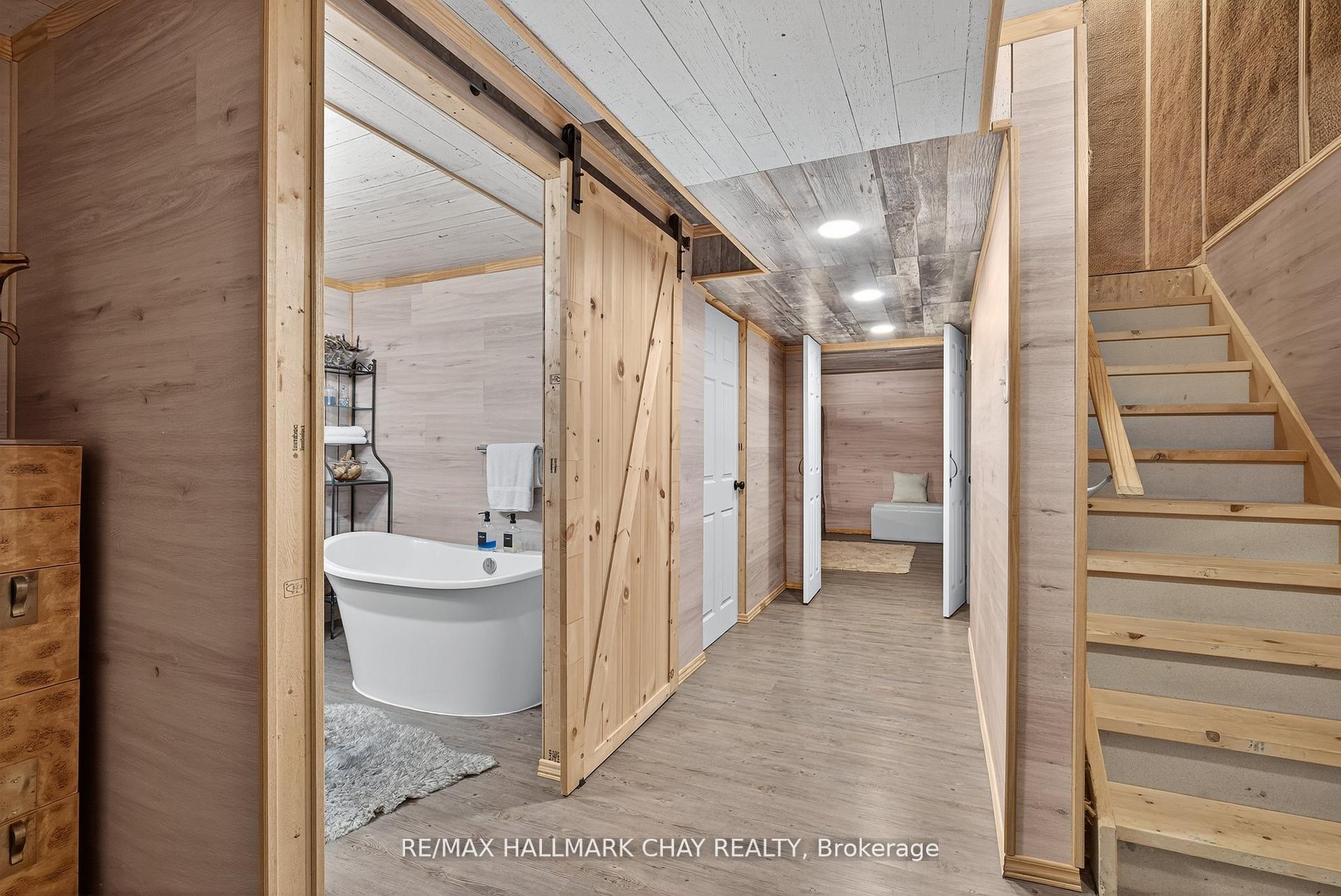 Photo 6 of 31 Lancaster Court, Barrie, Innis-Shore — HOMEH