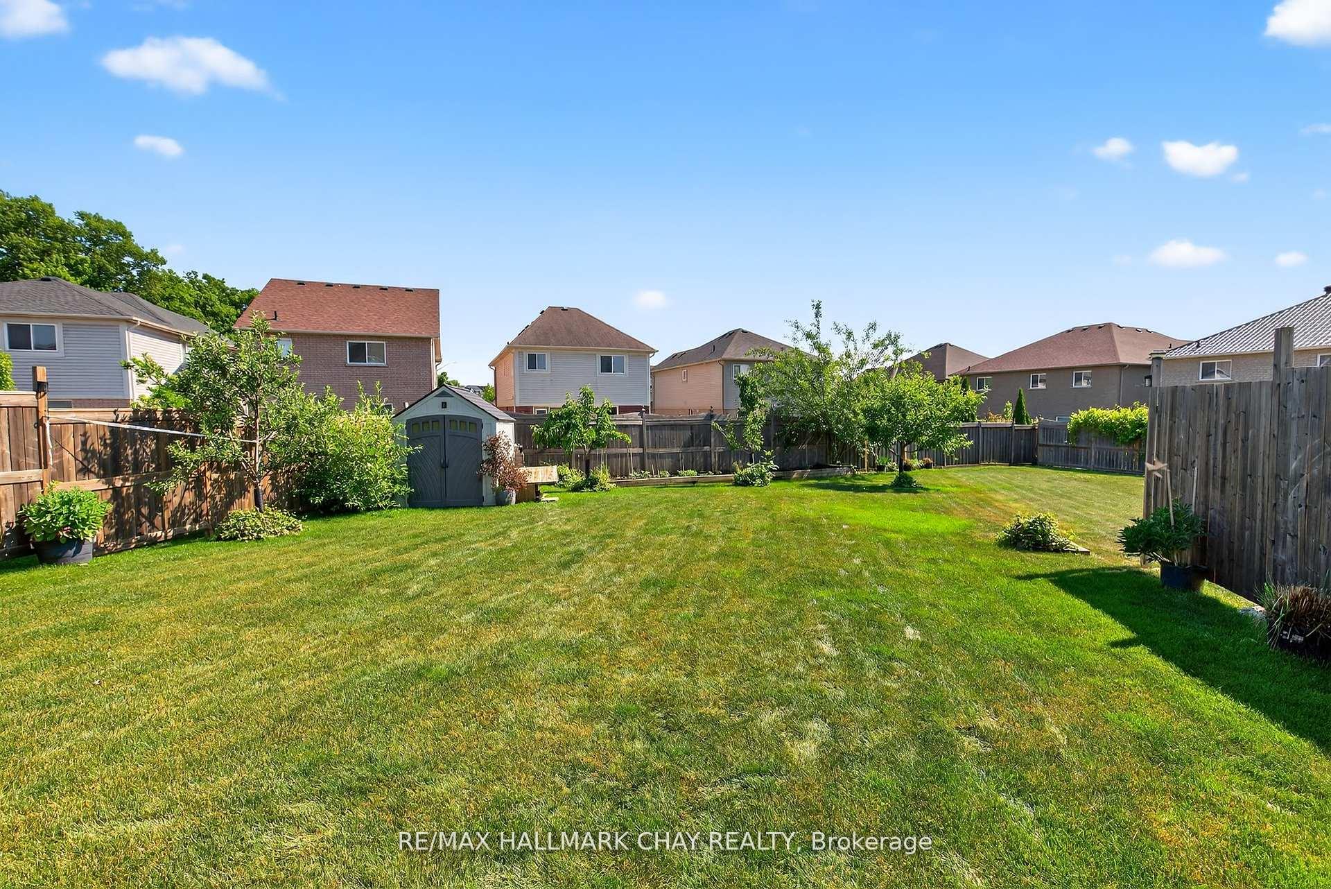 Photo 15 of 31 Lancaster Court, Barrie, Innis-Shore — HOMEH