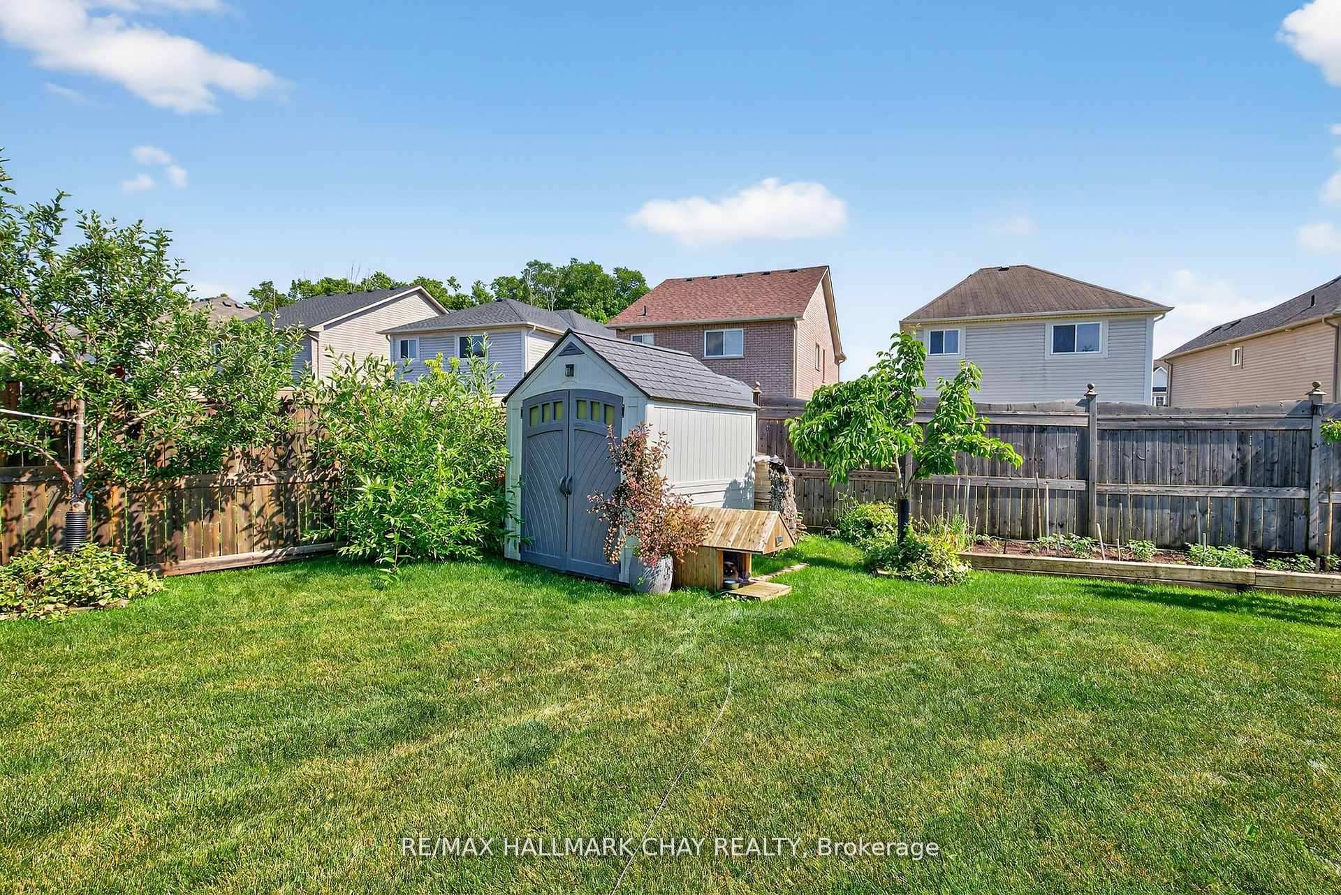Photo 7 of 31 Lancaster Court, Barrie, Innis-Shore — HOMEH