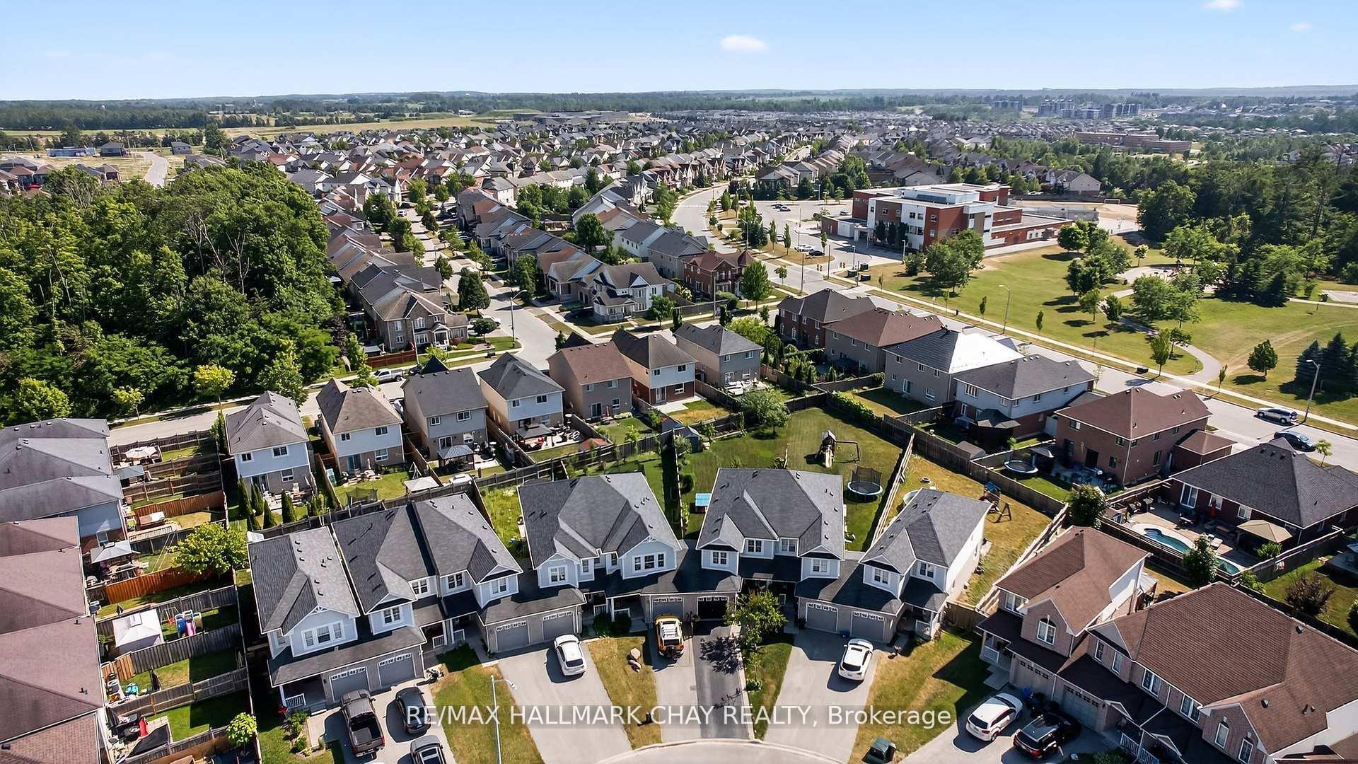 Photo 24 of 31 Lancaster Court, Barrie, Innis-Shore — HOMEH