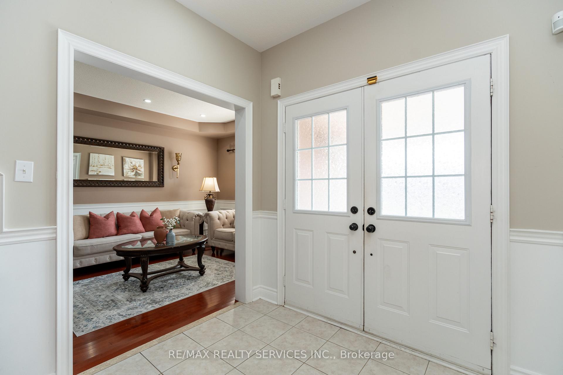 Photo 10 of 48 Amboise Crescent, Brampton, Fletcher's Meadow — HOMEH