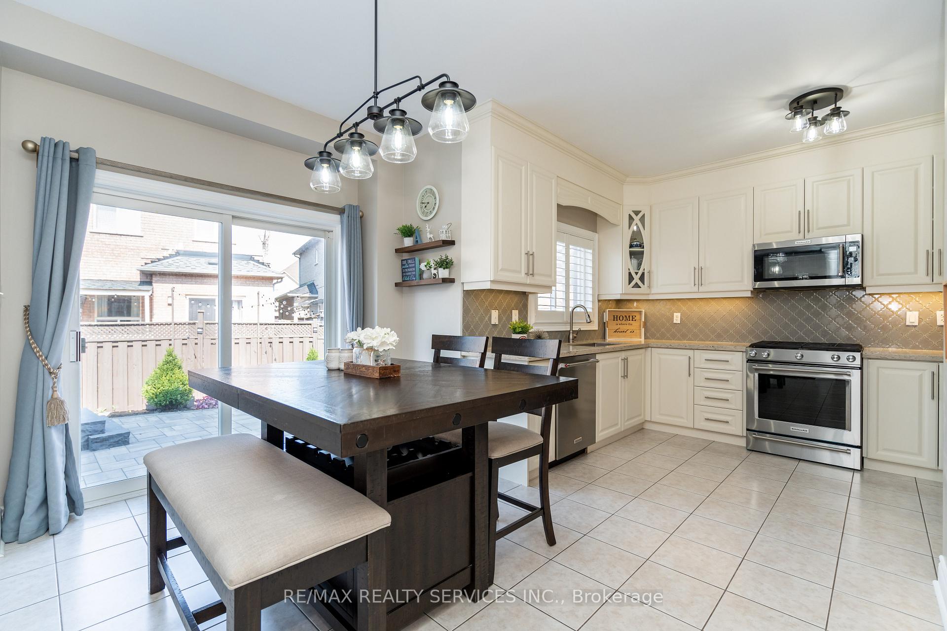 Photo 24 of 48 Amboise Crescent, Brampton, Fletcher's Meadow — HOMEH