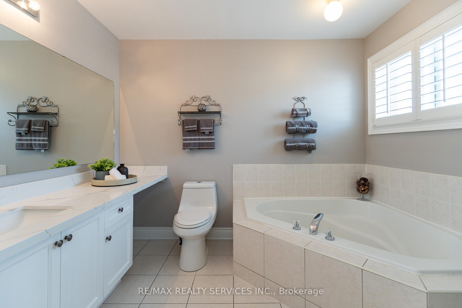 Photo 16 of 48 Amboise Crescent, Brampton, Fletcher's Meadow — HOMEH