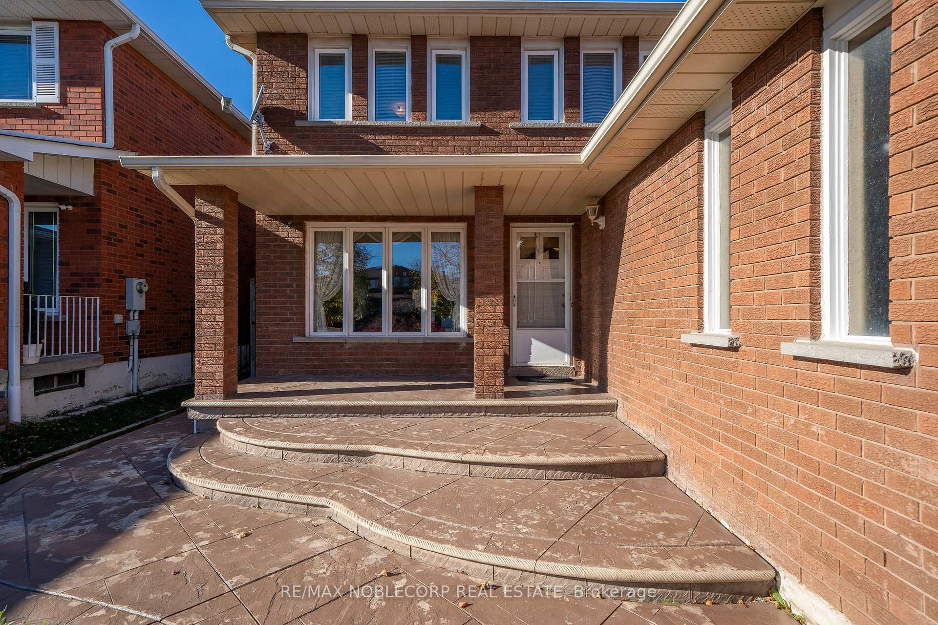 Photo 4 of 62 Coronation Circle, Brampton, Heart Lake West — HOMEH