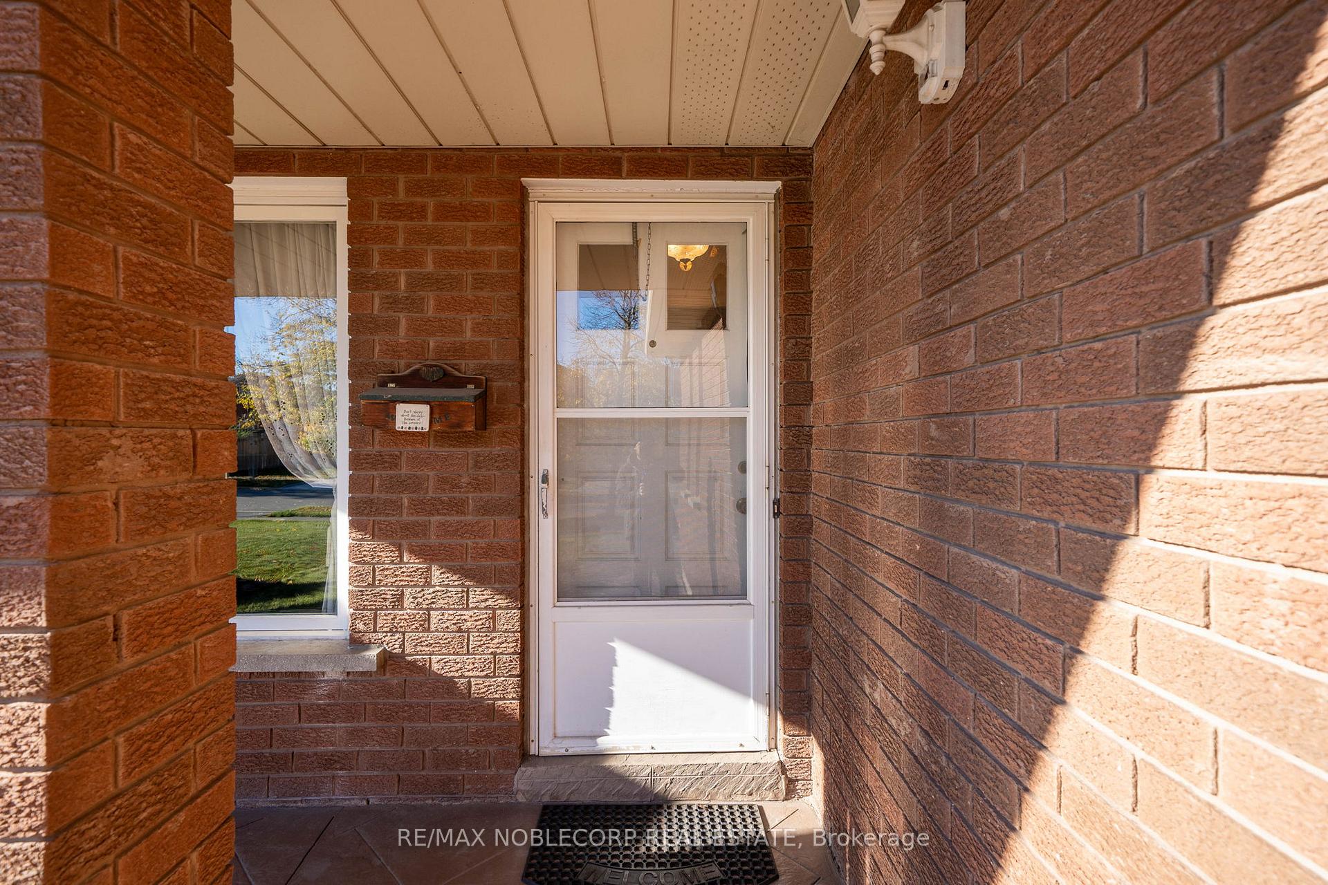 Photo 3 of 62 Coronation Circle, Brampton, Heart Lake West — HOMEH