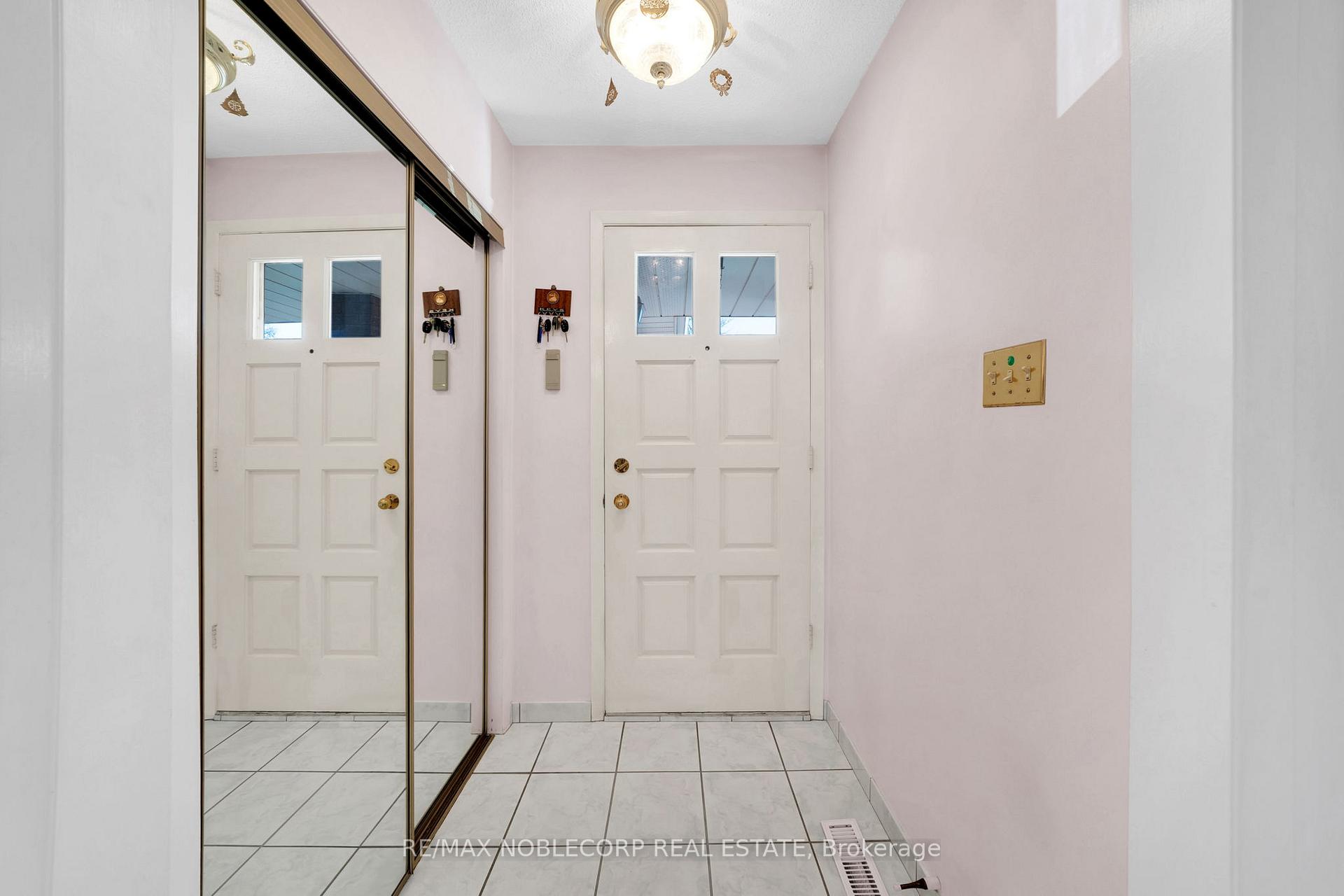 Photo 2 of 62 Coronation Circle, Brampton, Heart Lake West — HOMEH