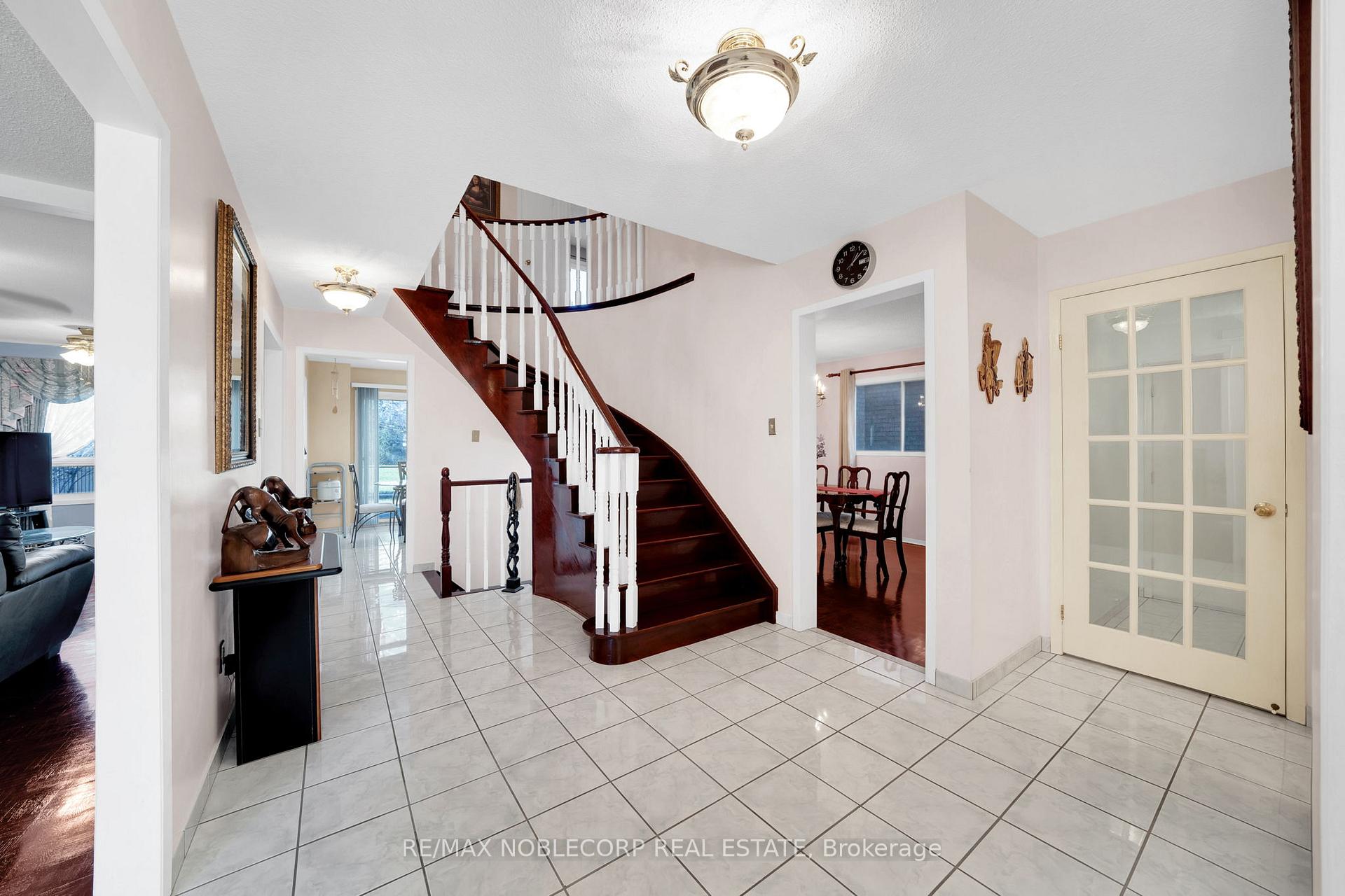 Photo 7 of 62 Coronation Circle, Brampton, Heart Lake West — HOMEH