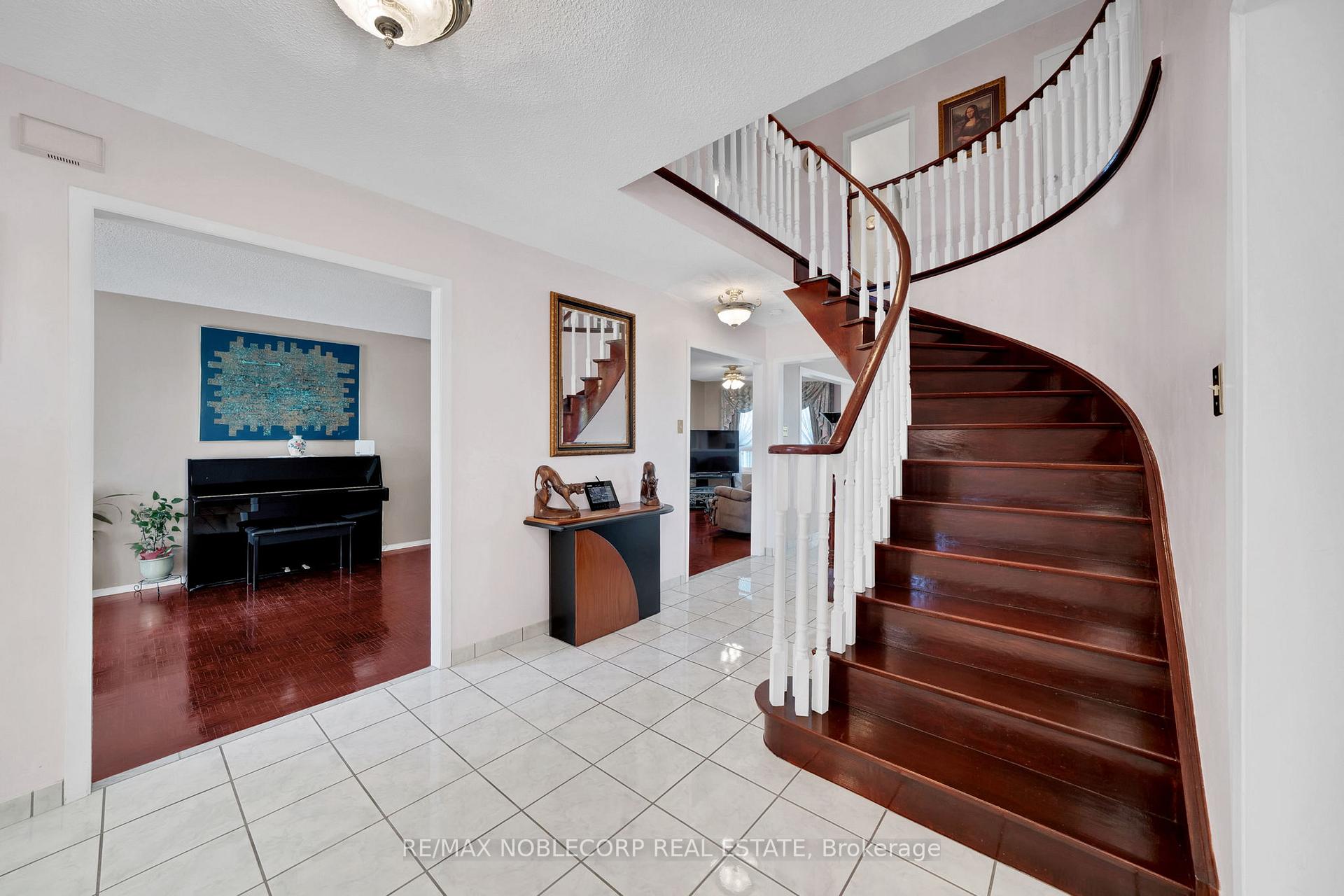 Photo 10 of 62 Coronation Circle, Brampton, Heart Lake West — HOMEH