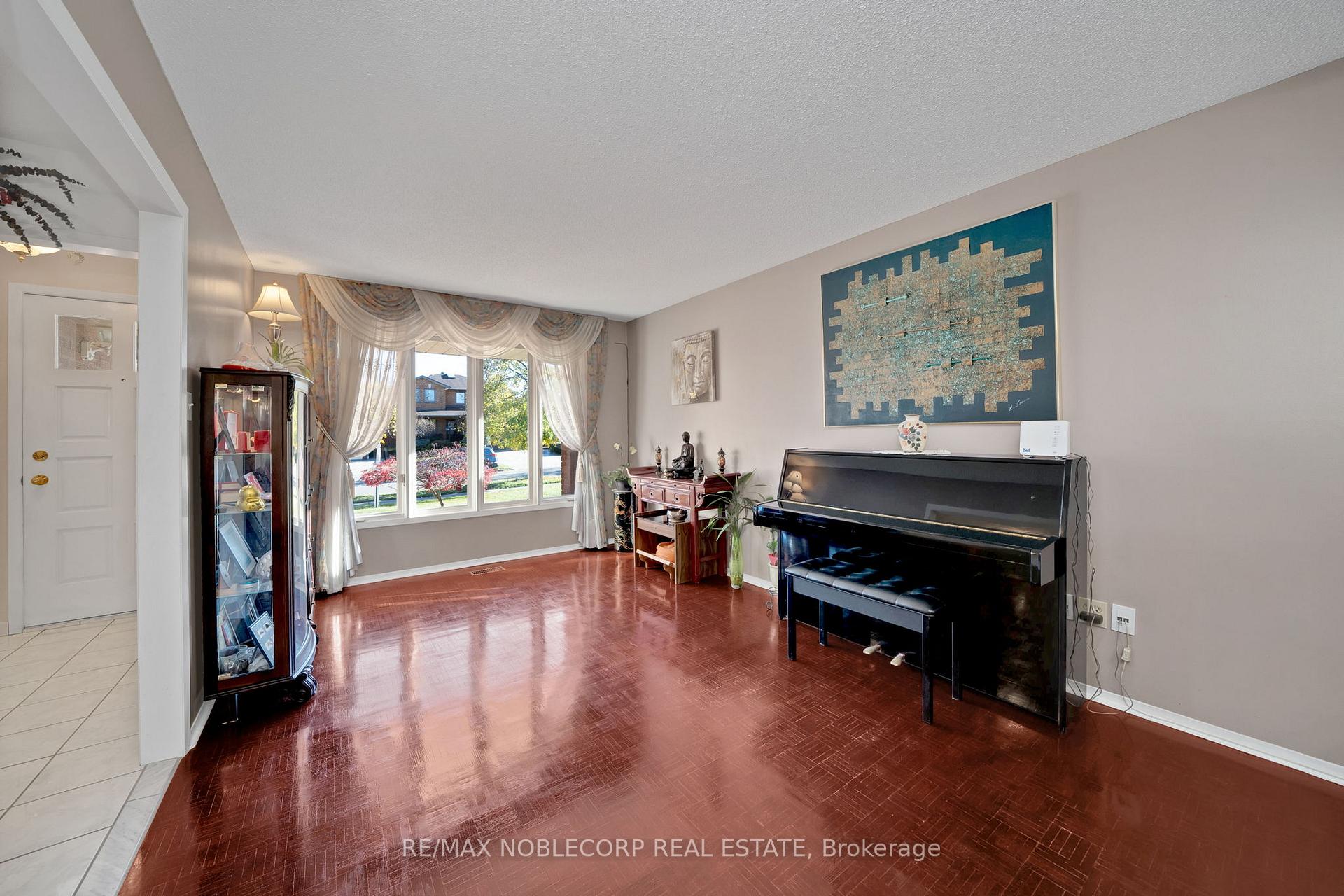 Photo 9 of 62 Coronation Circle, Brampton, Heart Lake West — HOMEH