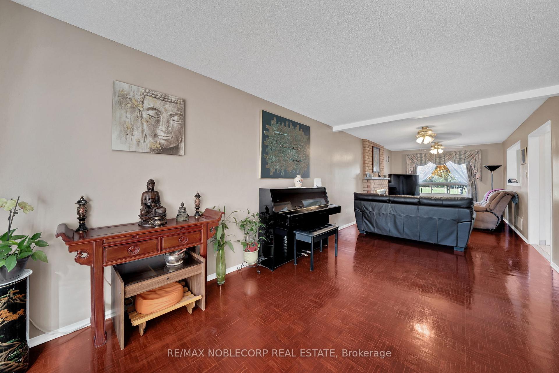 Photo 6 of 62 Coronation Circle, Brampton, Heart Lake West — HOMEH