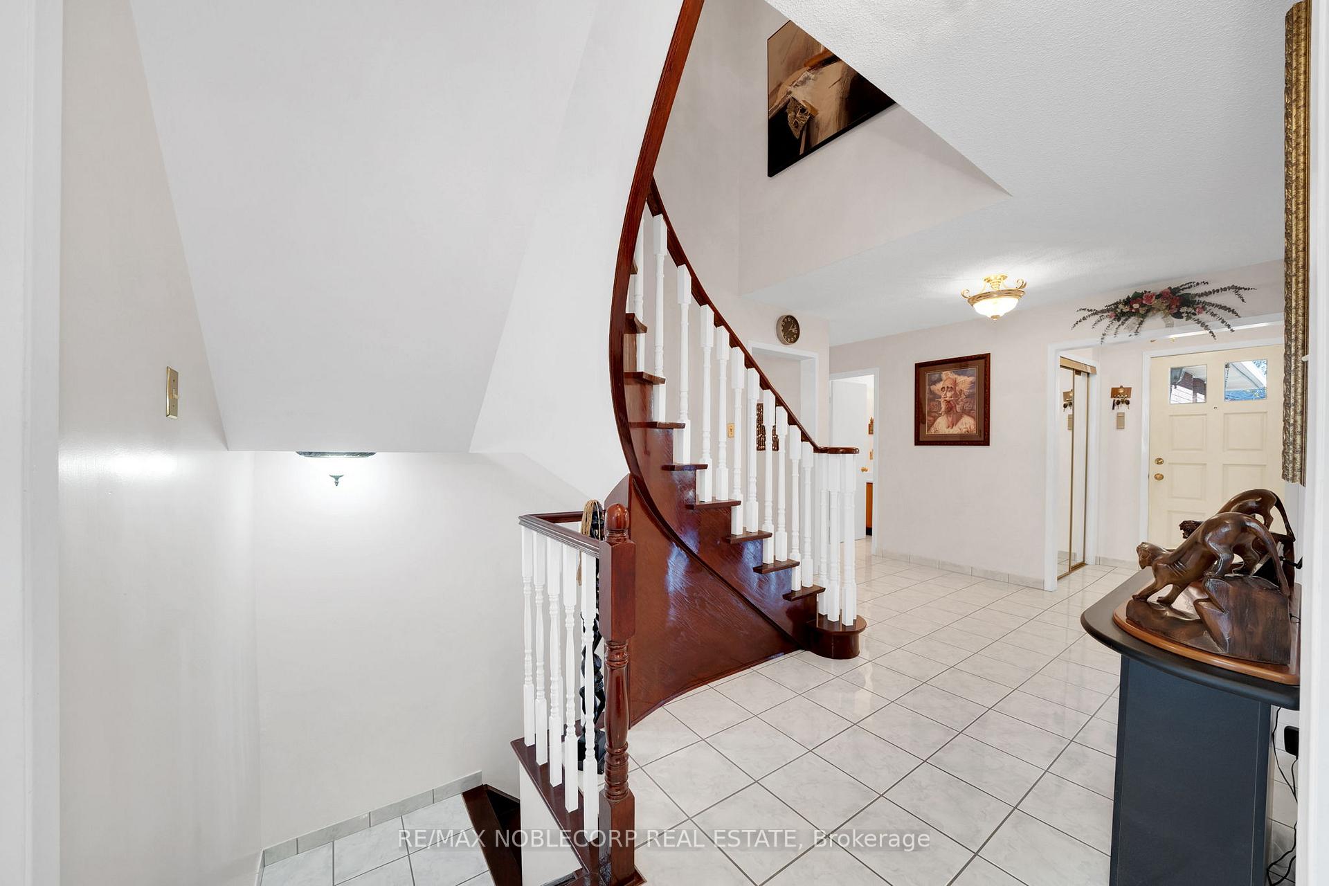 Photo 19 of 62 Coronation Circle, Brampton, Heart Lake West — HOMEH