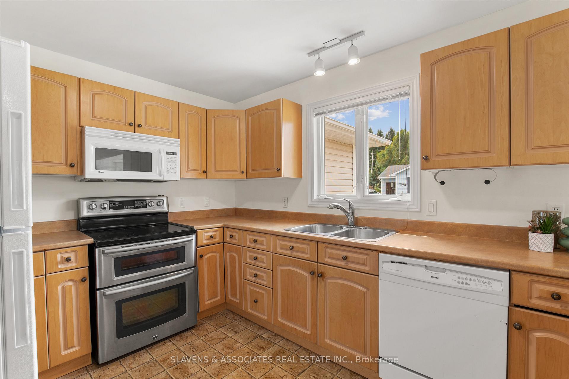 Photo 17 of 1 Illinois Crescent, Wasaga Beach — HOMEH