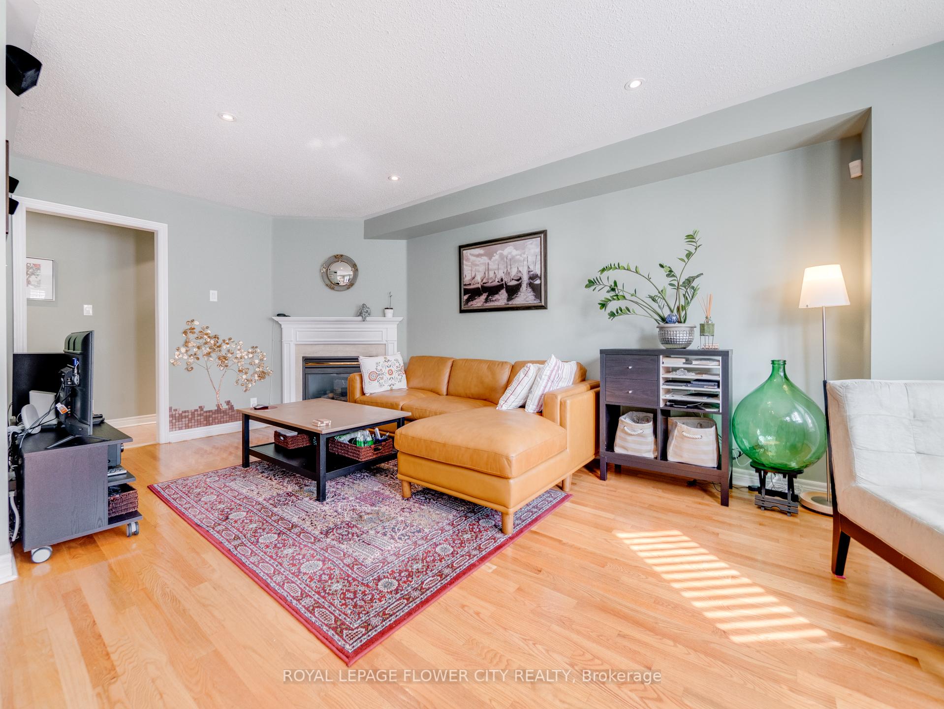 Photo 8 of 39 Pertosa Drive, Brampton, Fletcher's Meadow — HOMEH