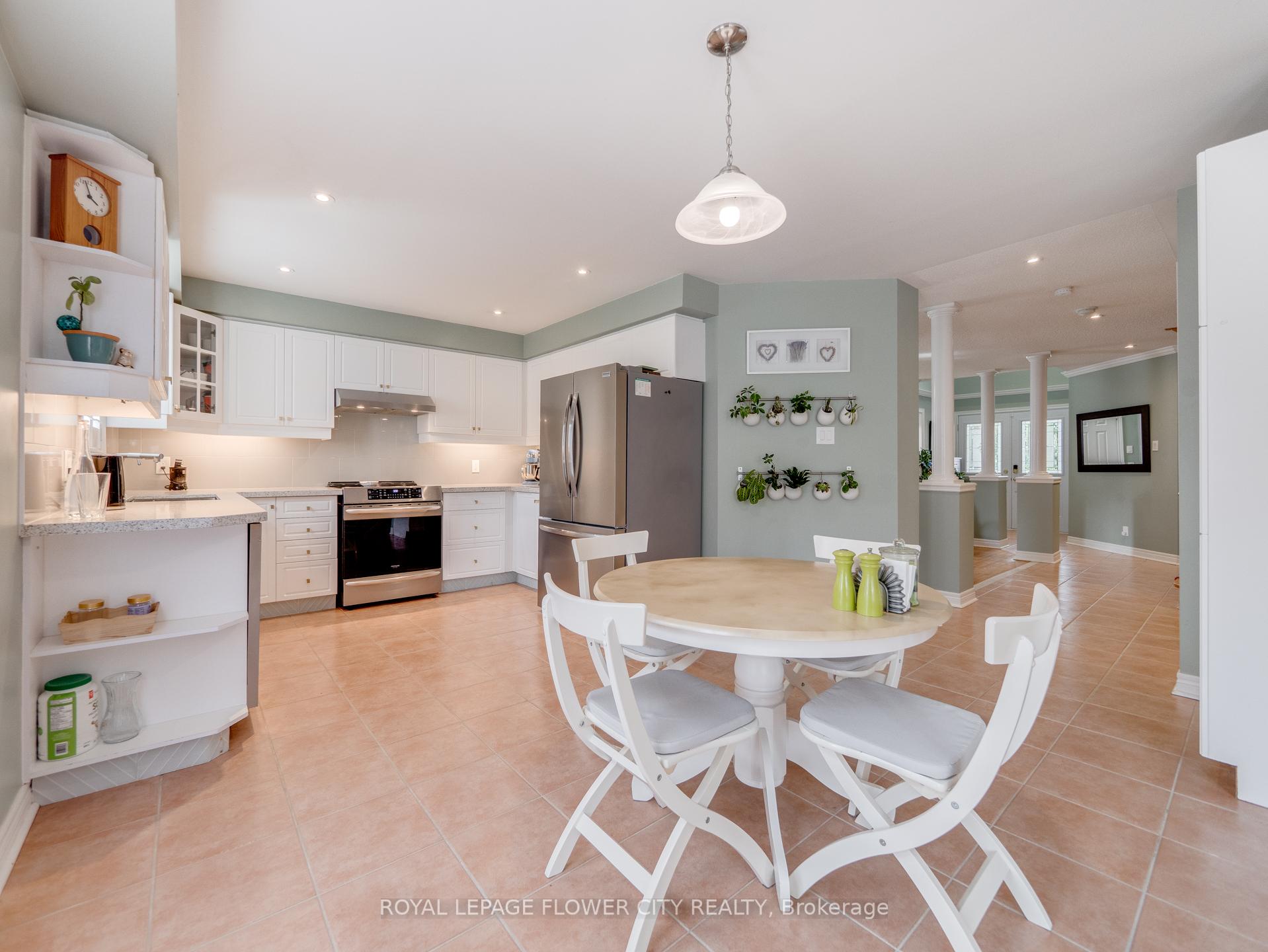 Photo 5 of 39 Pertosa Drive, Brampton, Fletcher's Meadow — HOMEH