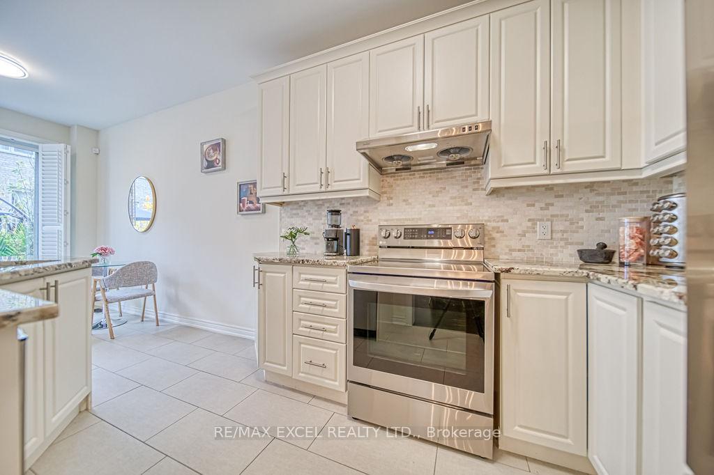 Photo 36 of 43 Durblee Avenue, Aurora, Rural Aurora — HOMEH