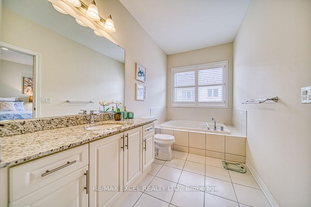 Photo 18 of 43 Durblee Avenue, Aurora, Rural Aurora — HOMEH