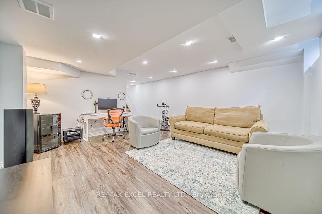 Photo 37 of 43 Durblee Avenue, Aurora, Rural Aurora — HOMEH