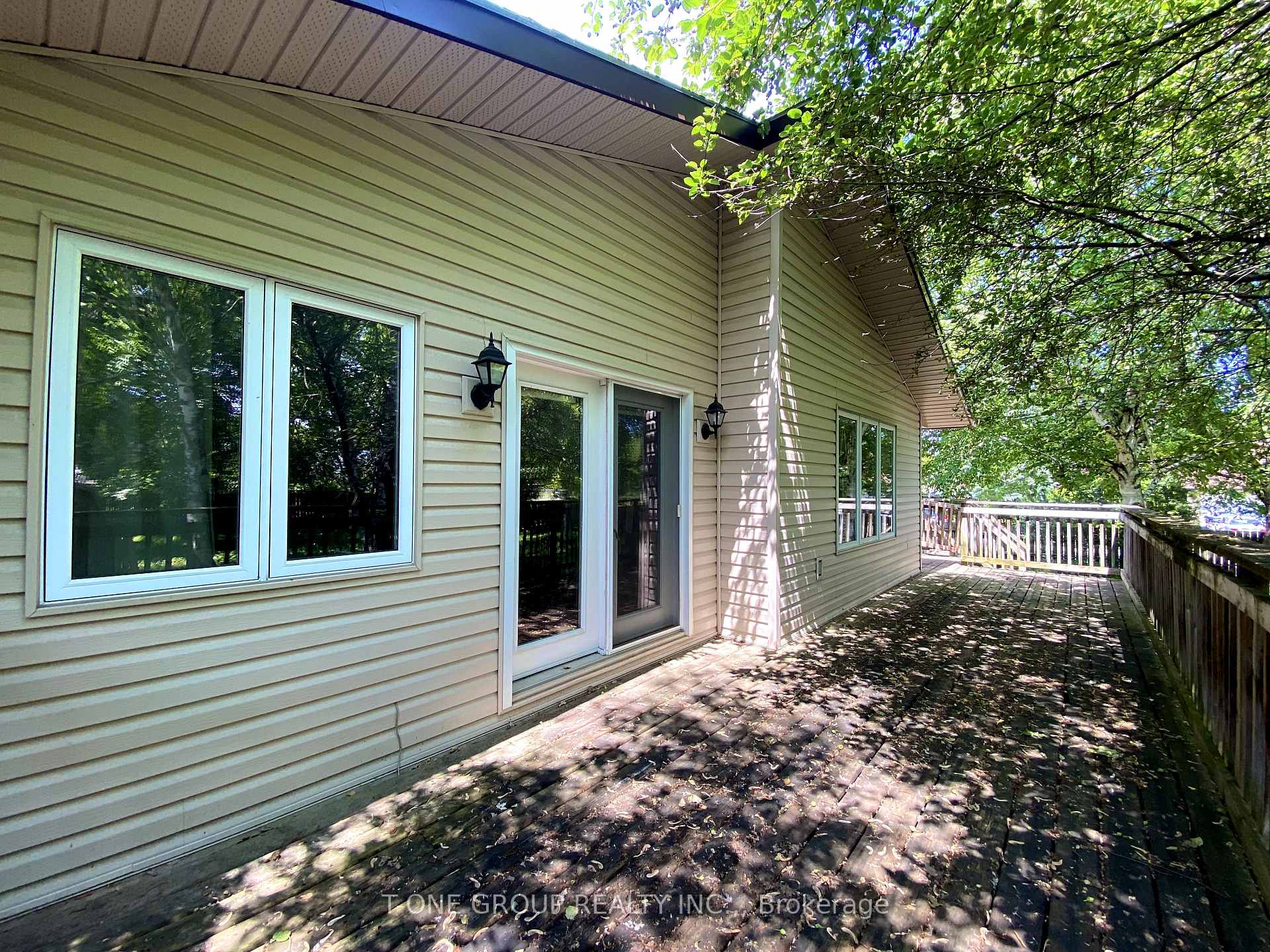 Photo 2 of Unit Back, 251 Cox Mill Road, Barrie, Innis-Shore — HOMEH