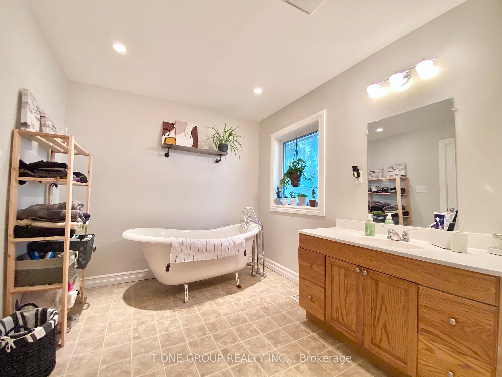 Photo 17 of Unit Back, 251 Cox Mill Road, Barrie, Innis-Shore — HOMEH