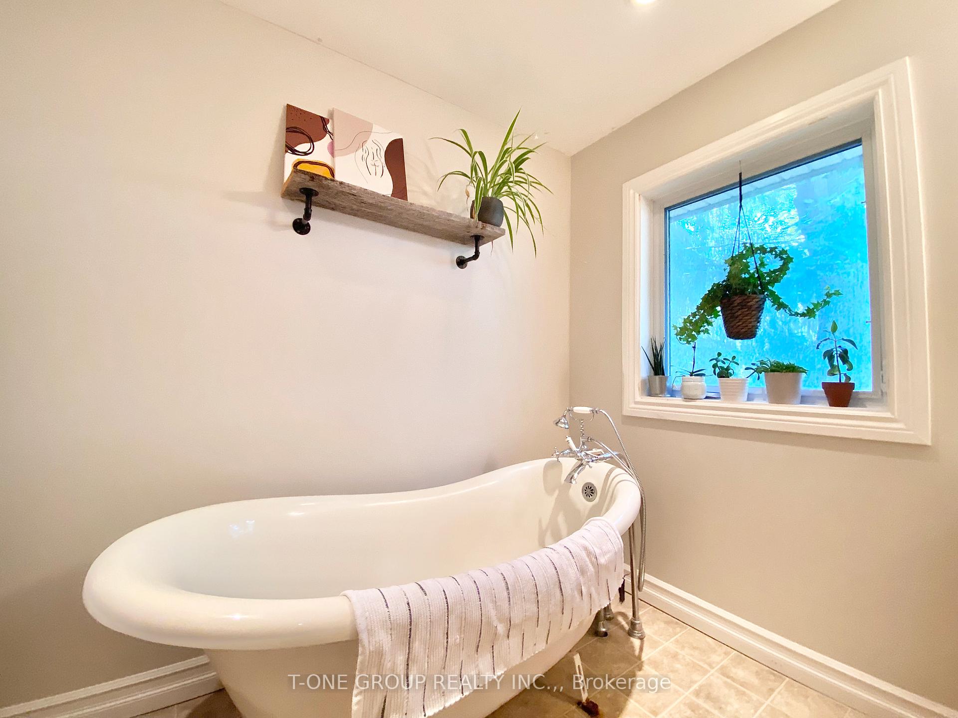 Photo 18 of Unit Back, 251 Cox Mill Road, Barrie, Innis-Shore — HOMEH