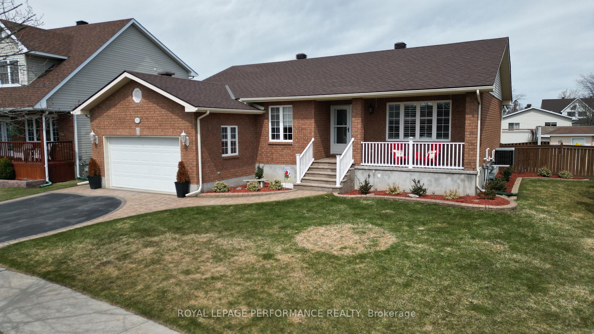 Photo 2 of 1761 MacIntyre Avenue, Cornwall — HOMEH