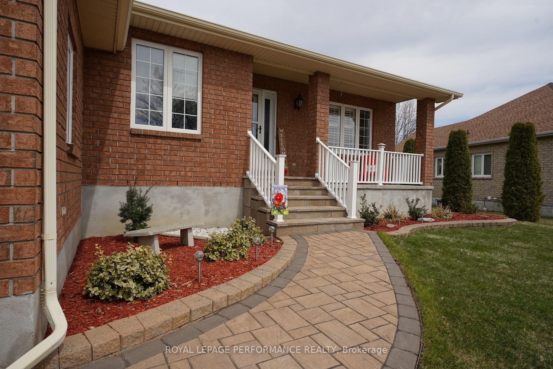 Photo 4 of 1761 MacIntyre Avenue, Cornwall — HOMEH
