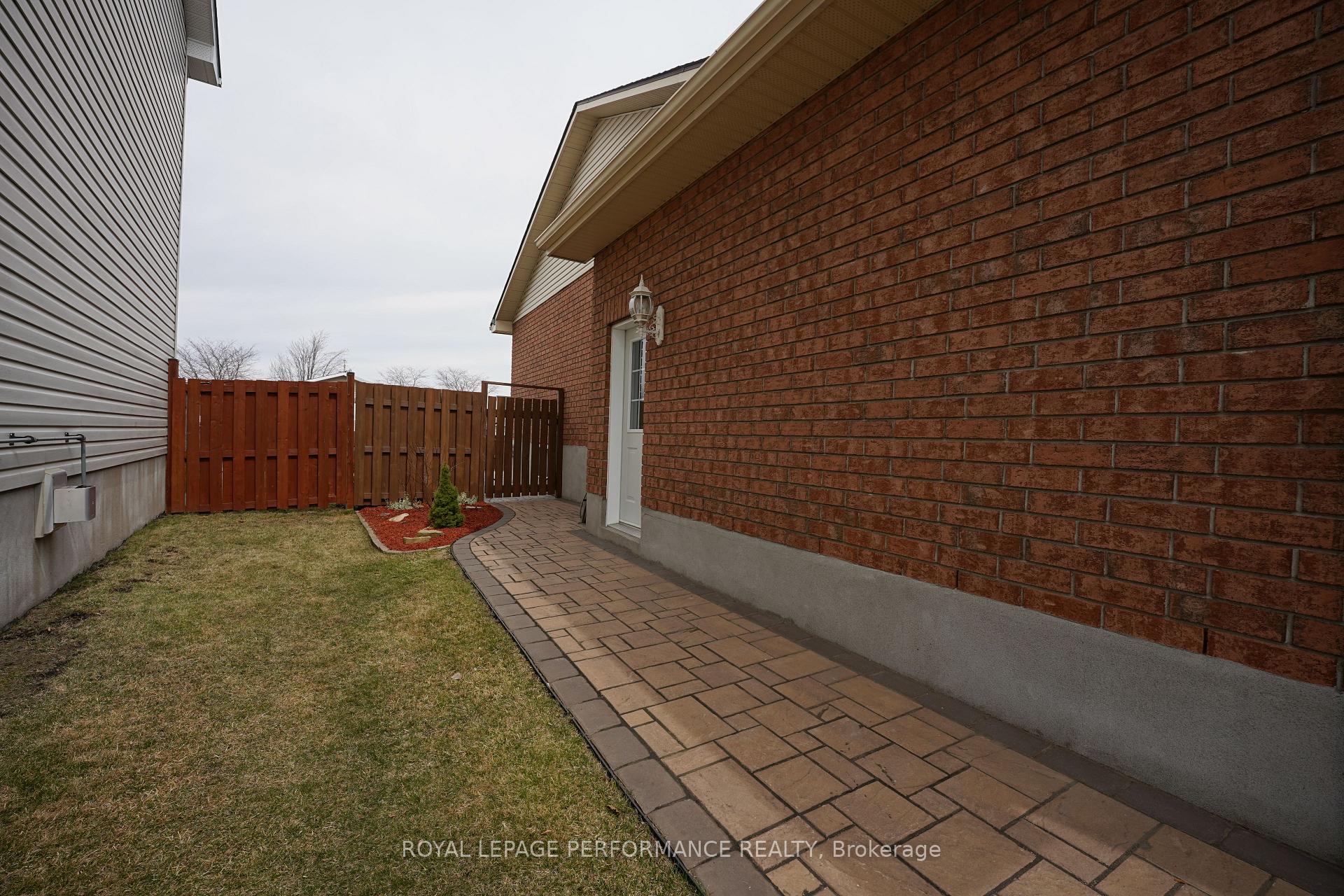 Photo 6 of 1761 MacIntyre Avenue, Cornwall — HOMEH