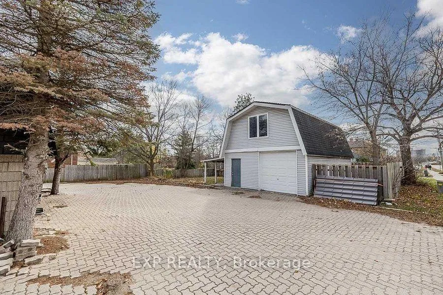 Photo 3 of 94 Eccles Street N, Barrie, Queen's Park — HOMEH