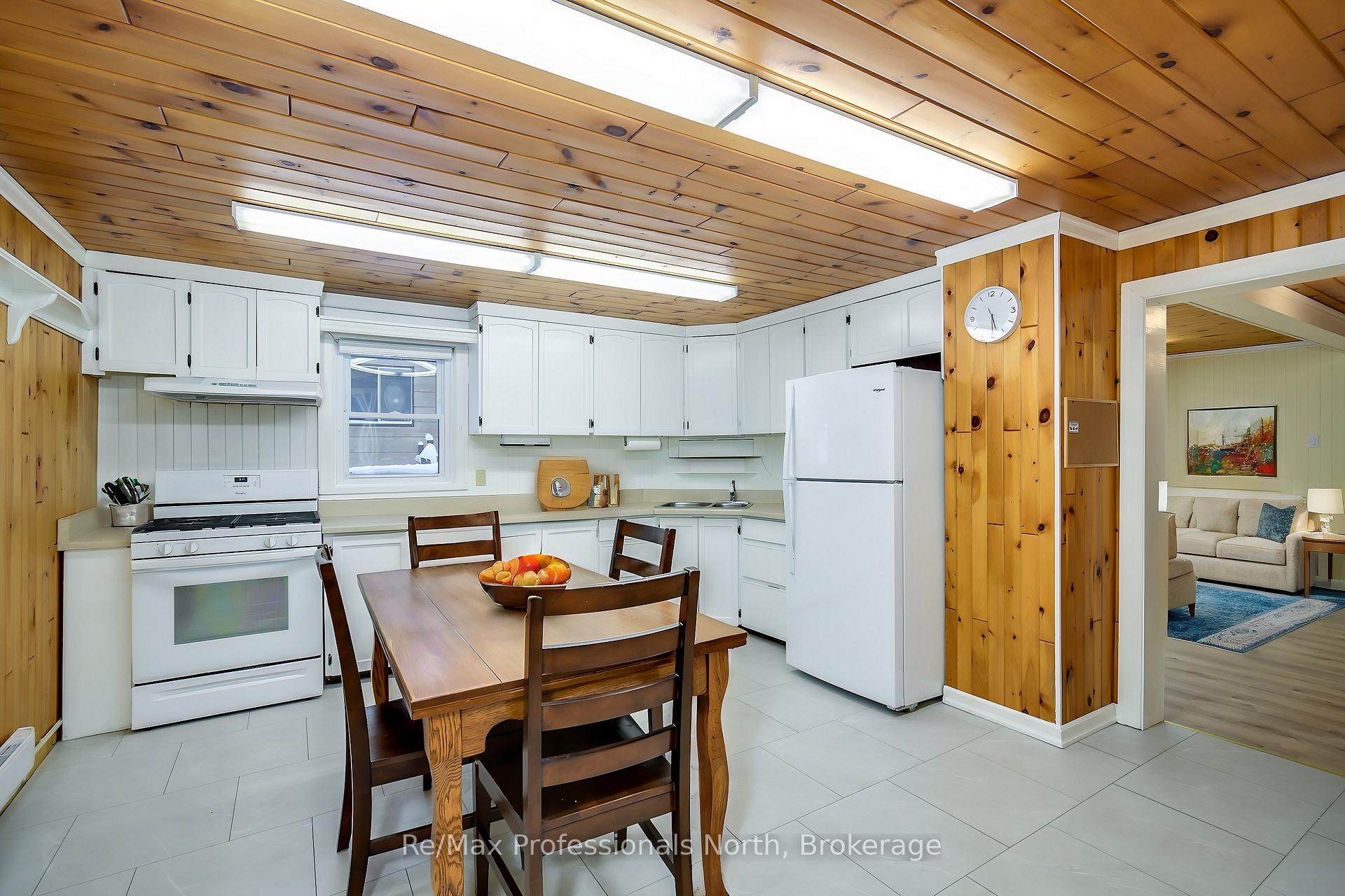 Photo 4 of 340 Bishop Street, Gravenhurst, Muskoka (S) — HOMEH