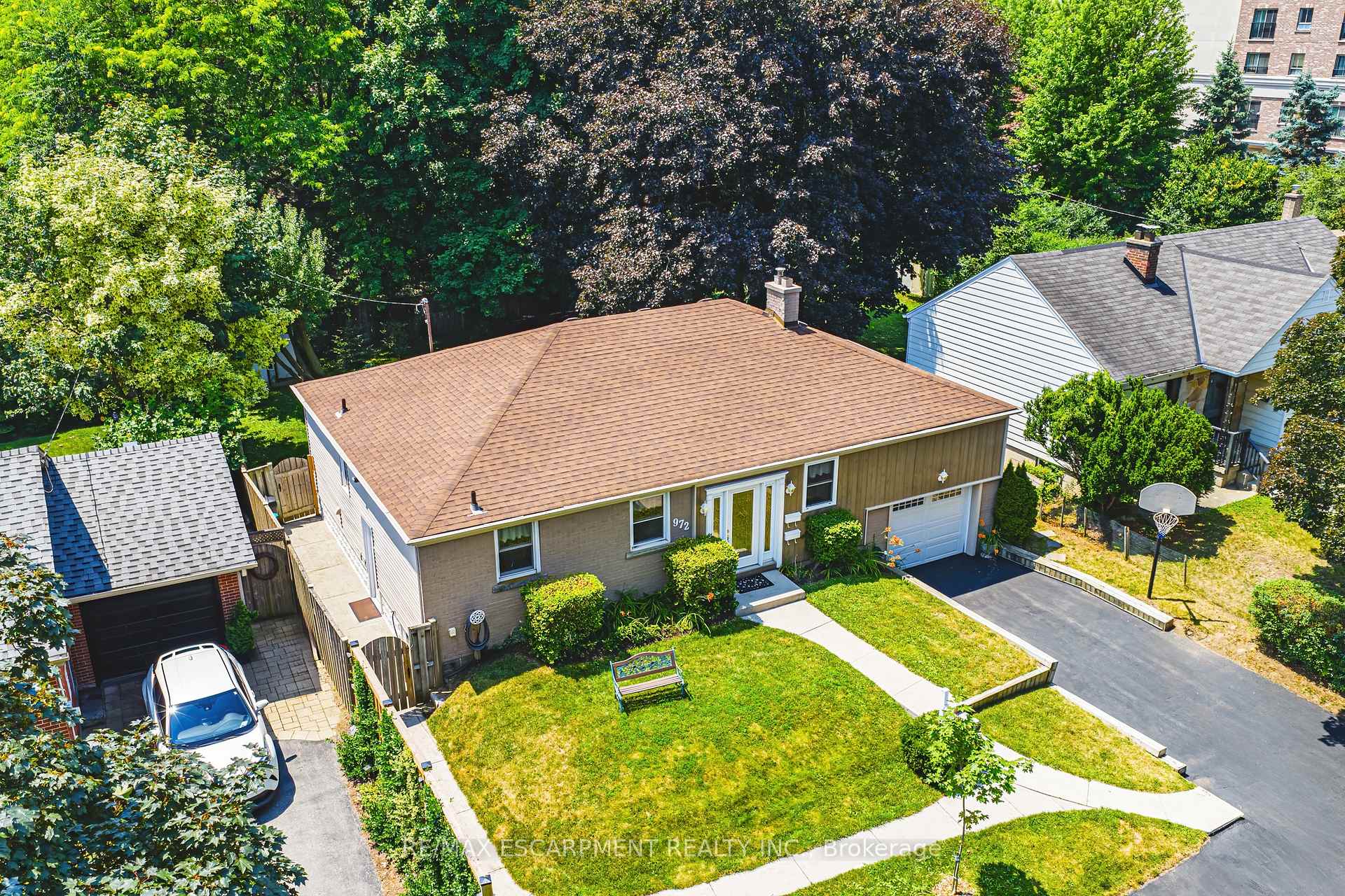 Front of 972 Kingsway Drive