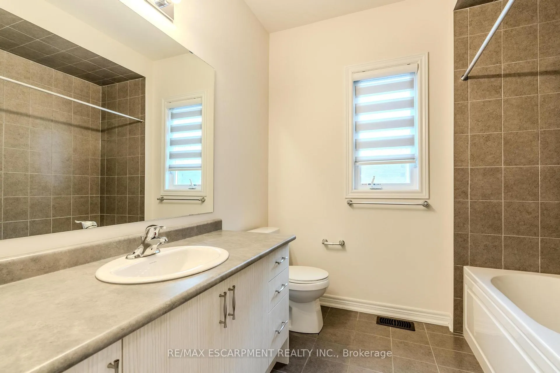 Photo 44 of 83 Great Falls Boulevard, Hamilton, Waterdown — HOMEH