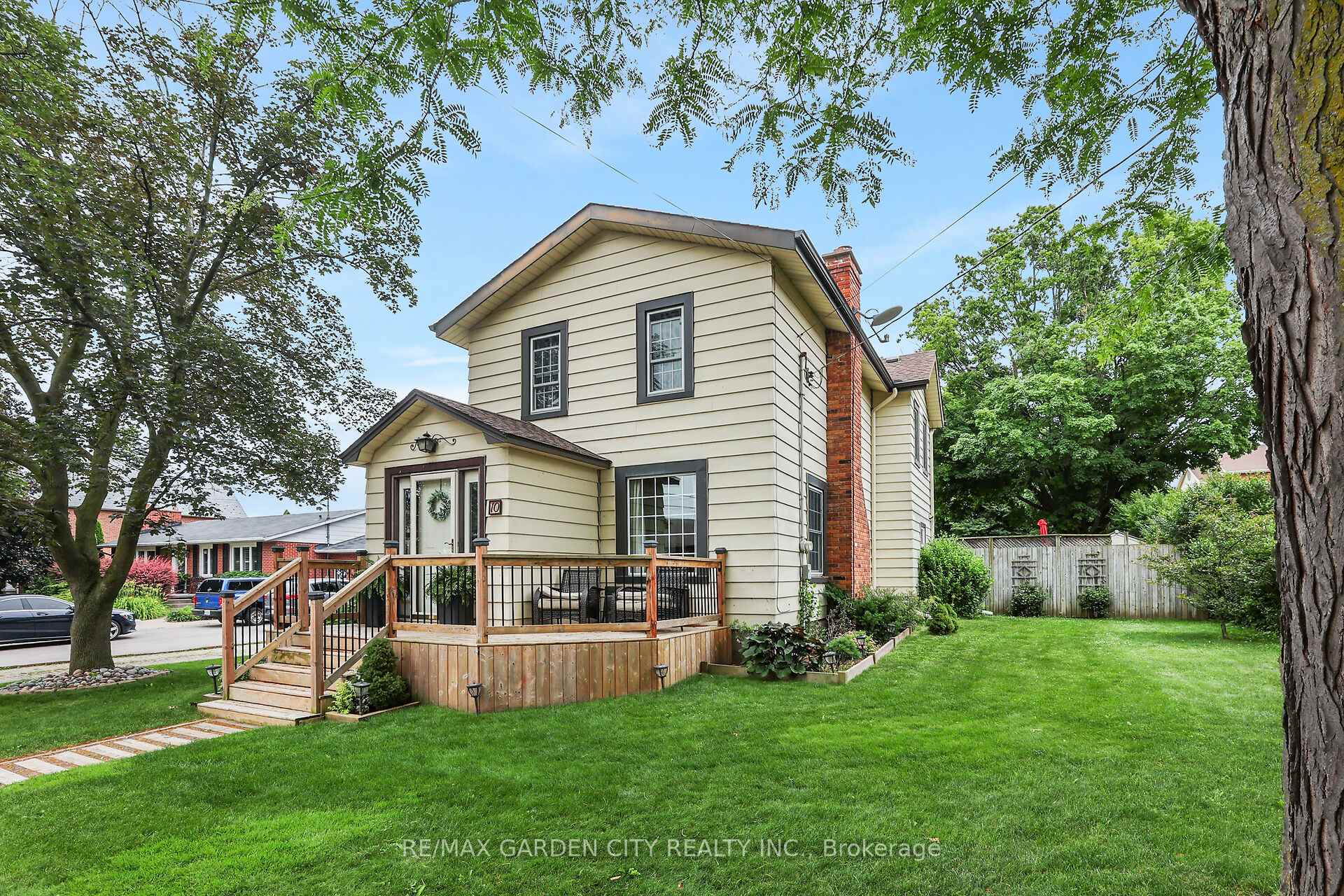 Front of 10 Maple Avenue