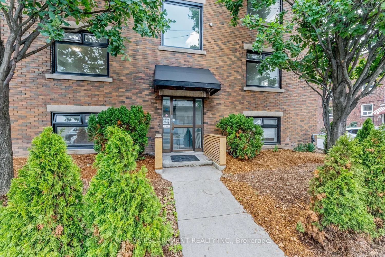 Photo 5 of Unit 10, 127 Victoria Avenue S, Hamilton, Stinson — HOMEH