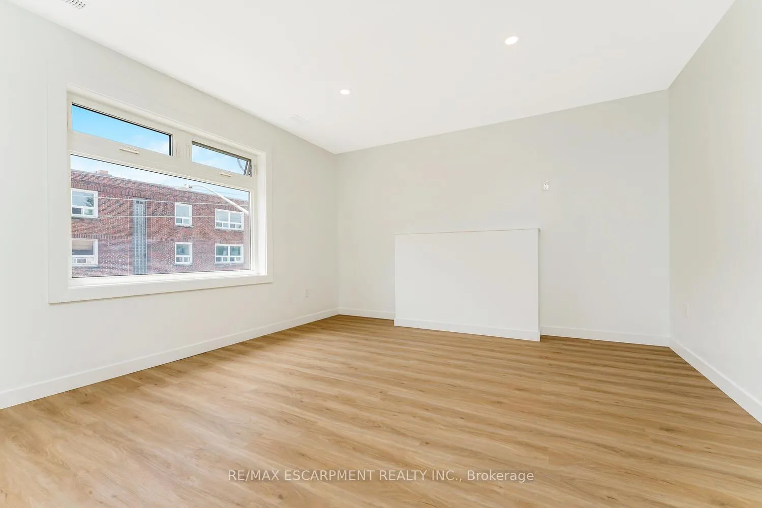 Photo 12 of Unit 10, 127 Victoria Avenue S, Hamilton, Stinson — HOMEH