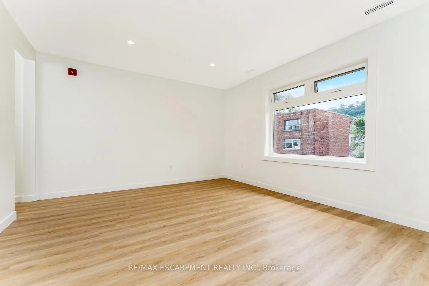 Photo 15 of Unit 10, 127 Victoria Avenue S, Hamilton, Stinson — HOMEH