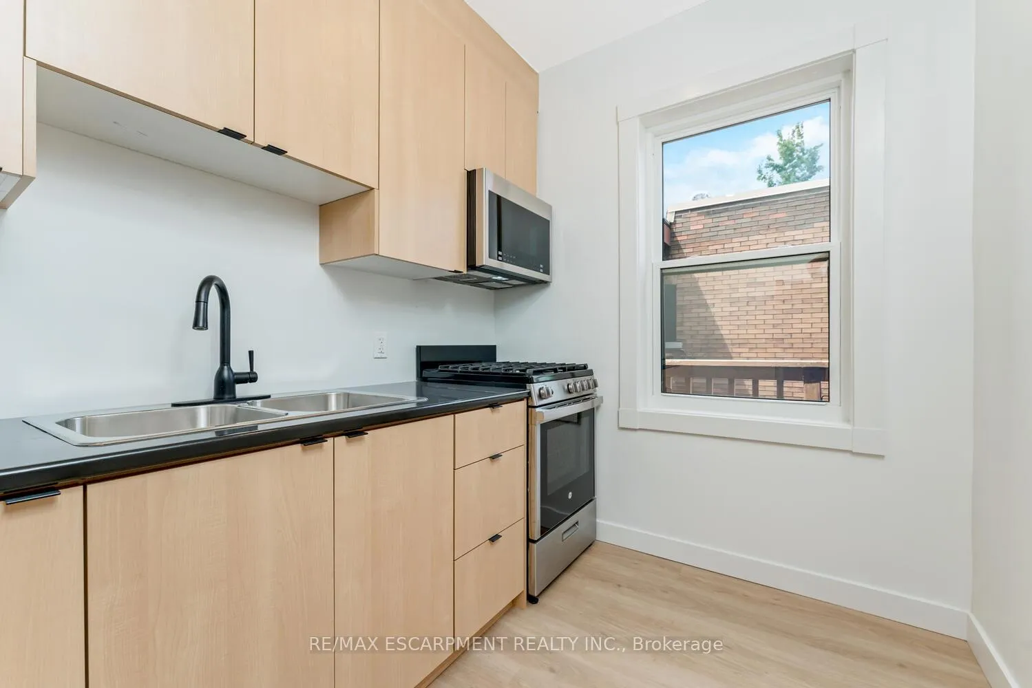 Photo 18 of Unit 10, 127 Victoria Avenue S, Hamilton, Stinson — HOMEH