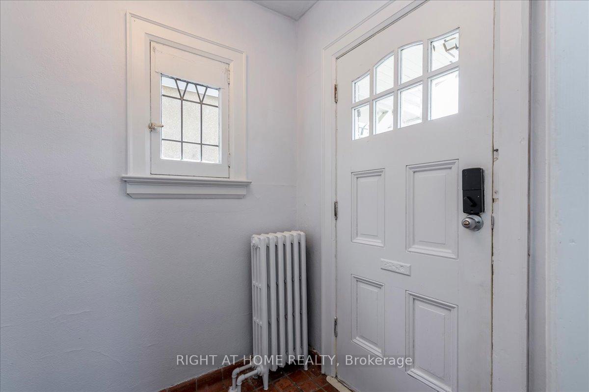 Photo 2 of 12 Ross Street, Barrie, City Centre — HOMEH