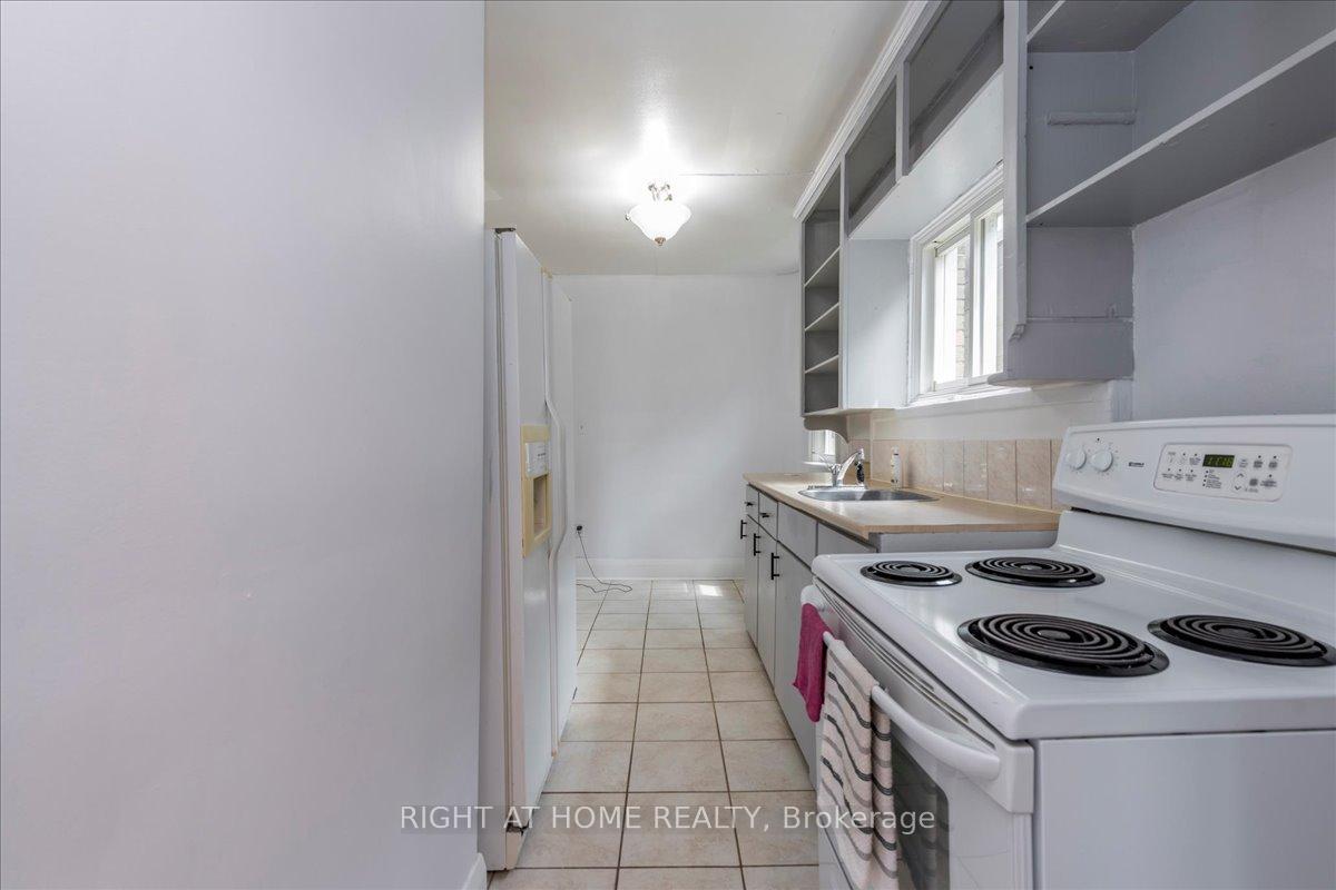 Photo 3 of 12 Ross Street, Barrie, City Centre — HOMEH