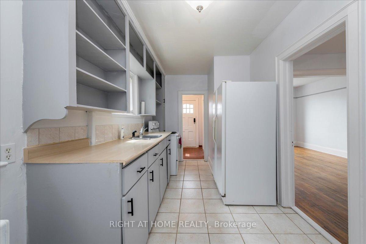 Photo 5 of 12 Ross Street, Barrie, City Centre — HOMEH