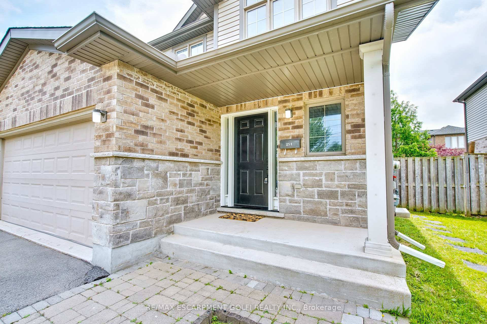 Photo 4 of 251 Pelham Road, St. Catharines, Rykert/Vansickle — HOMEH