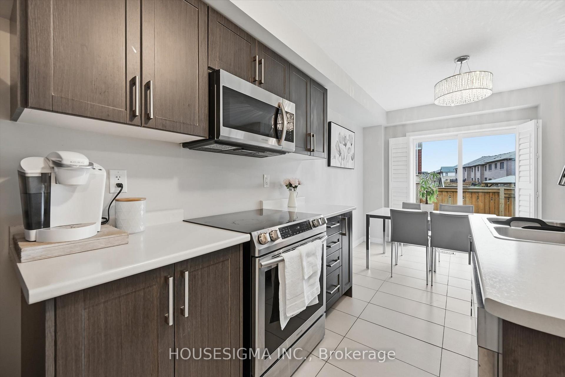 Photo 6 of 116 Scarletwood Street, Hamilton, Stoney Creek Mountain — HOMEH