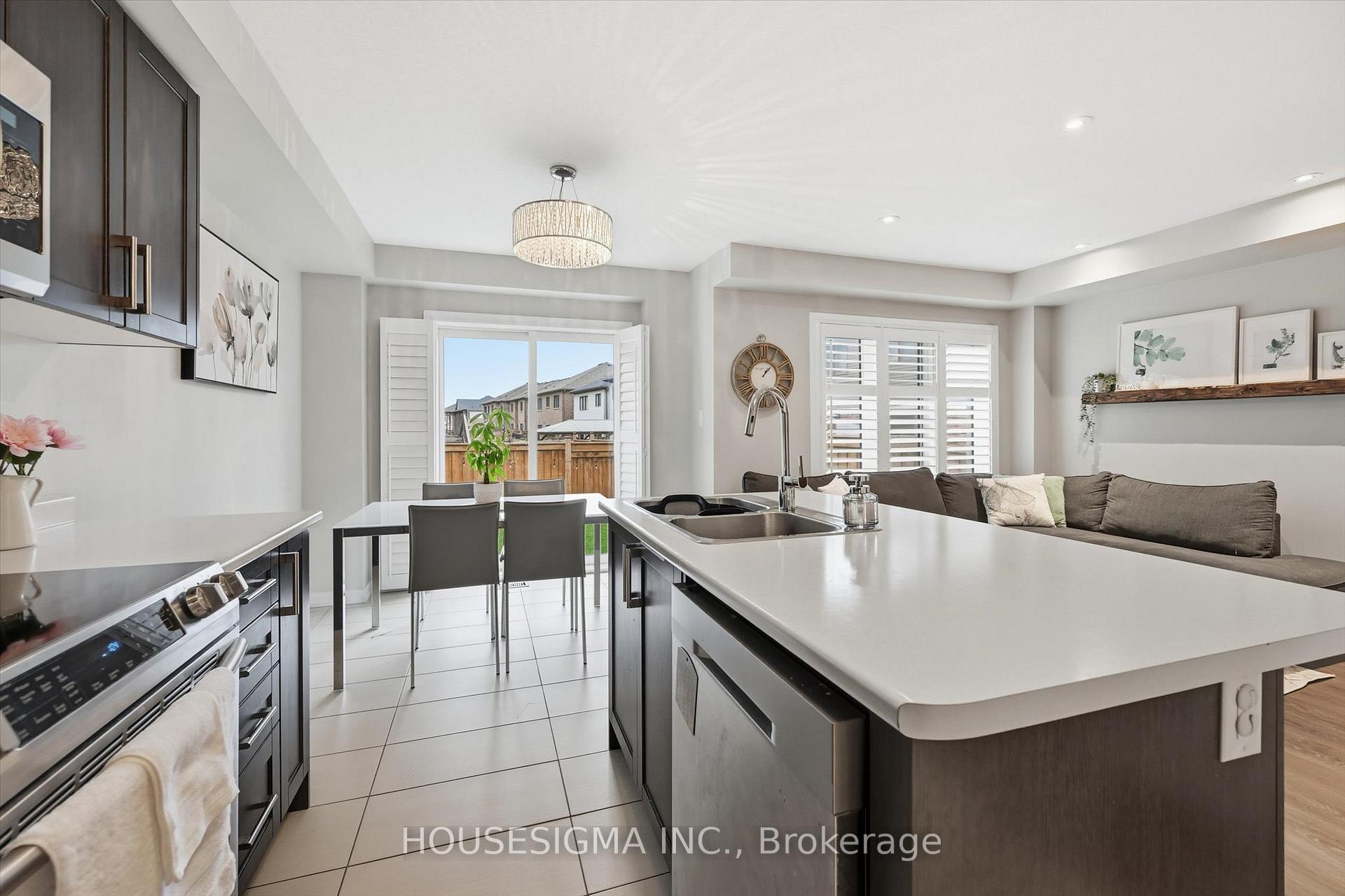 Photo 7 of 116 Scarletwood Street, Hamilton, Stoney Creek Mountain — HOMEH