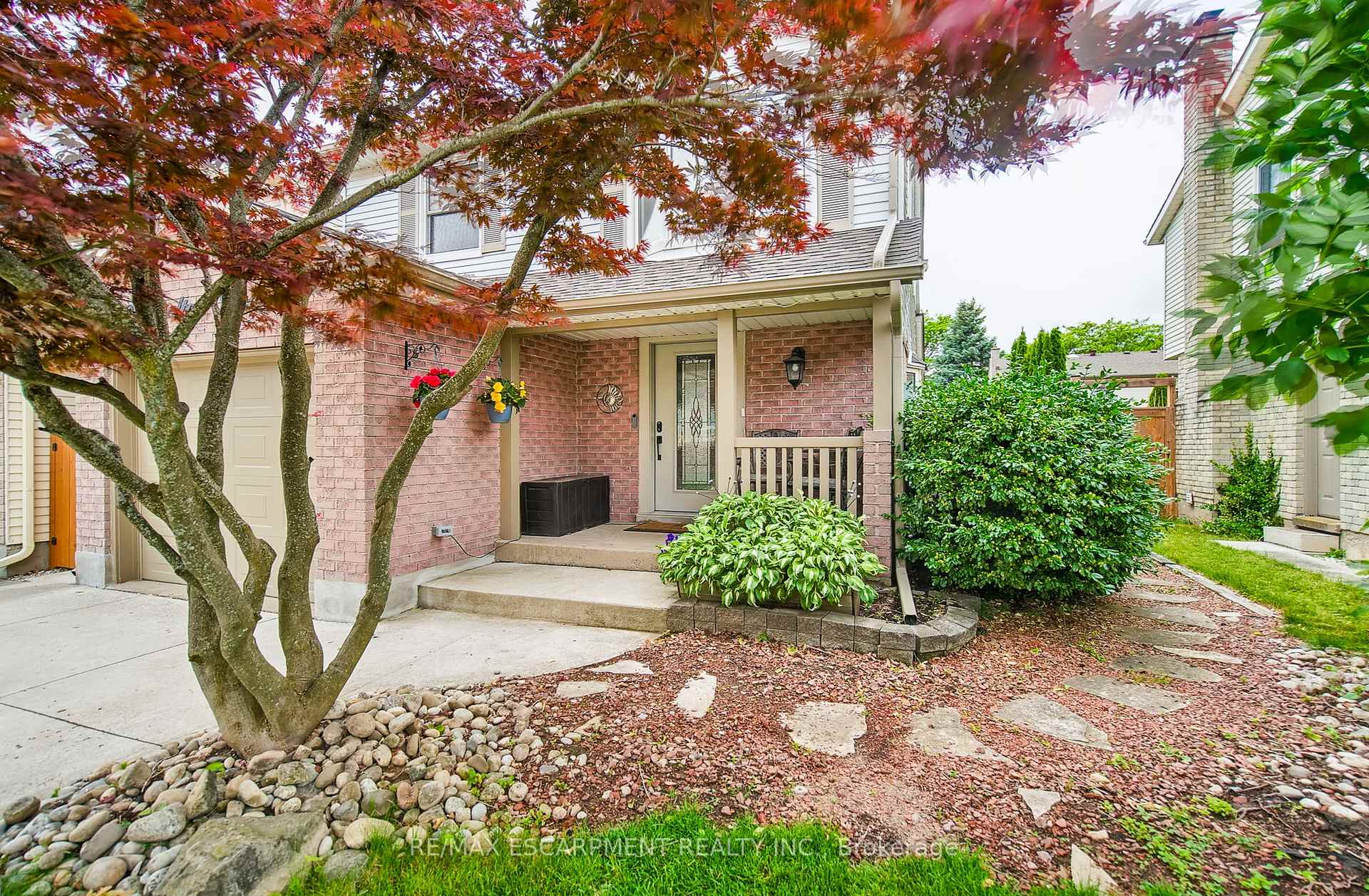Photo 3 of 27 Dalton Crescent, Hamilton, Stoney Creek — HOMEH