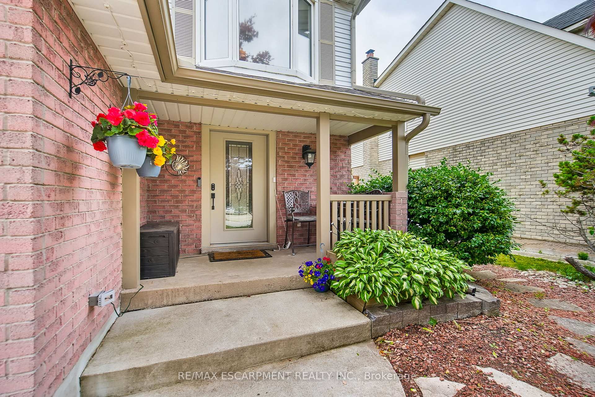Photo 10 of 27 Dalton Crescent, Hamilton, Stoney Creek — HOMEH