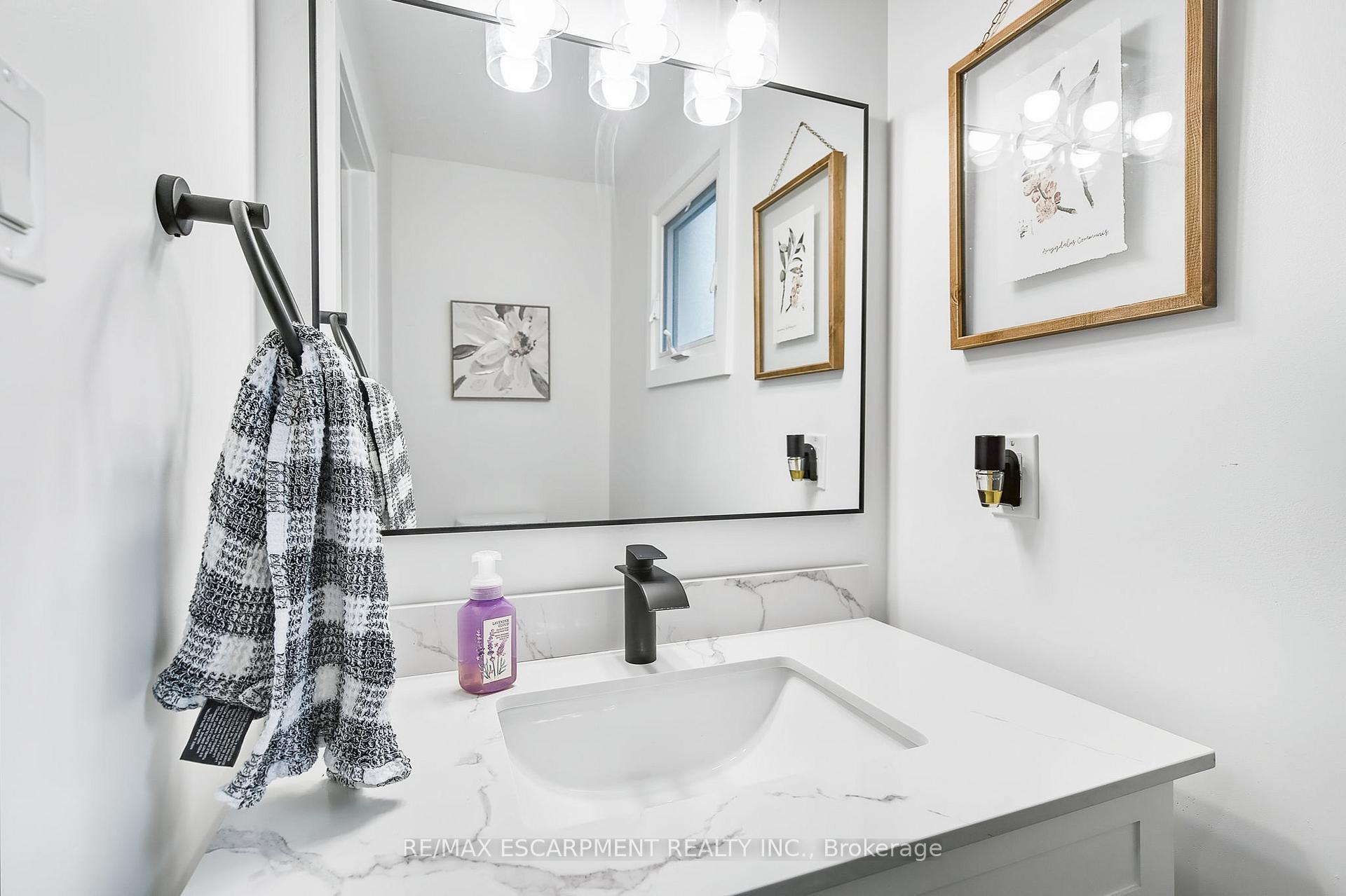 Photo 5 of 27 Dalton Crescent, Hamilton, Stoney Creek — HOMEH