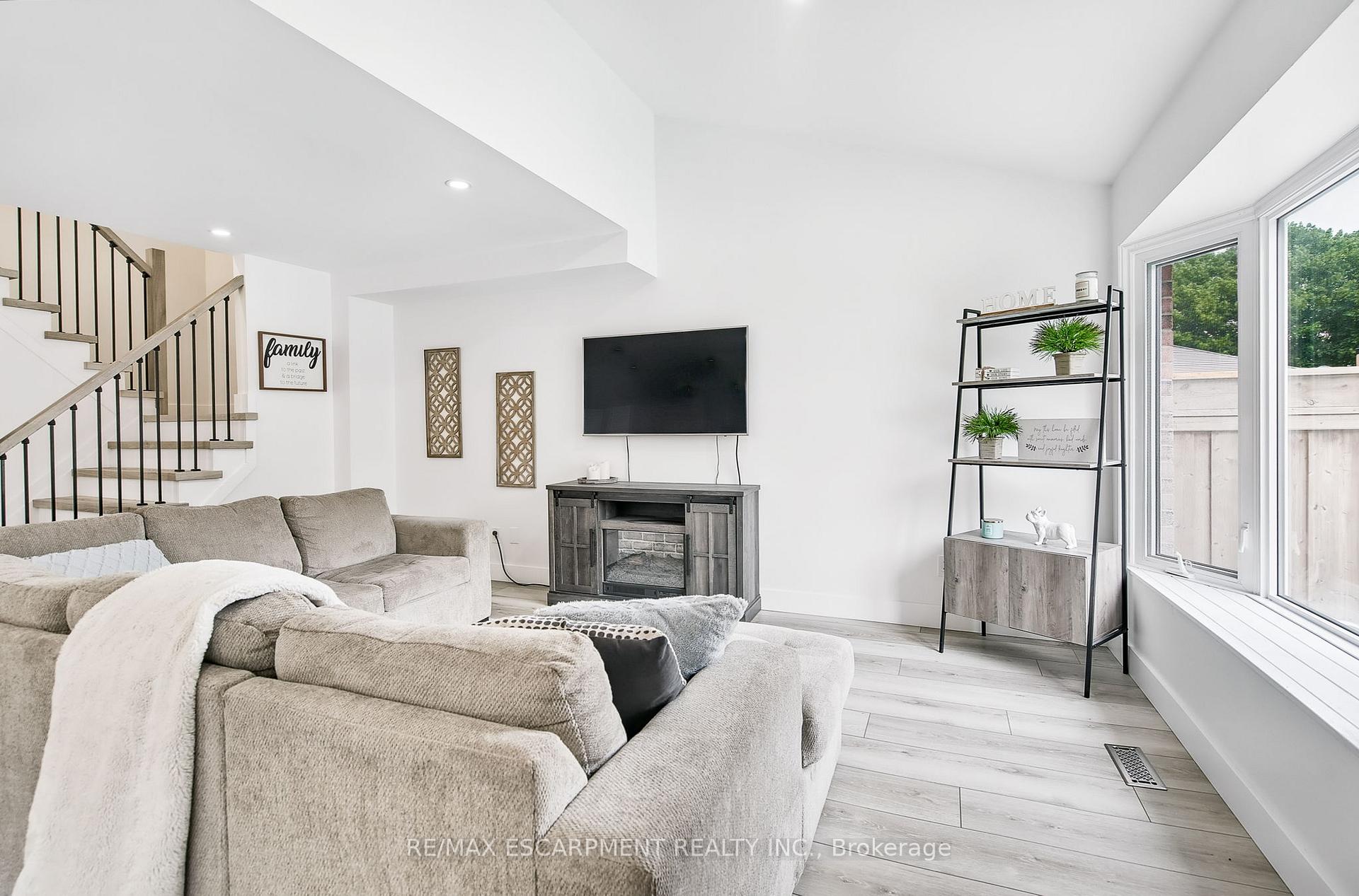 Photo 4 of 27 Dalton Crescent, Hamilton, Stoney Creek — HOMEH