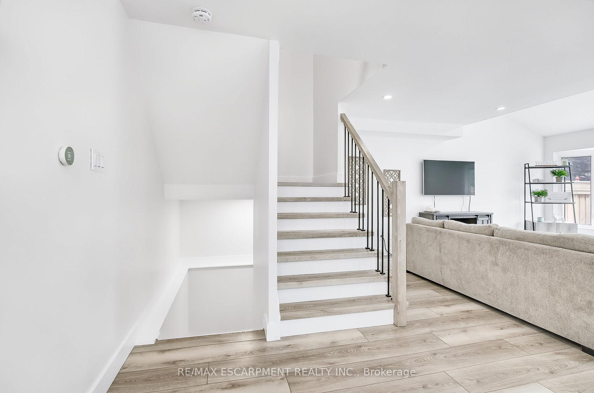 Photo 15 of 27 Dalton Crescent, Hamilton, Stoney Creek — HOMEH
