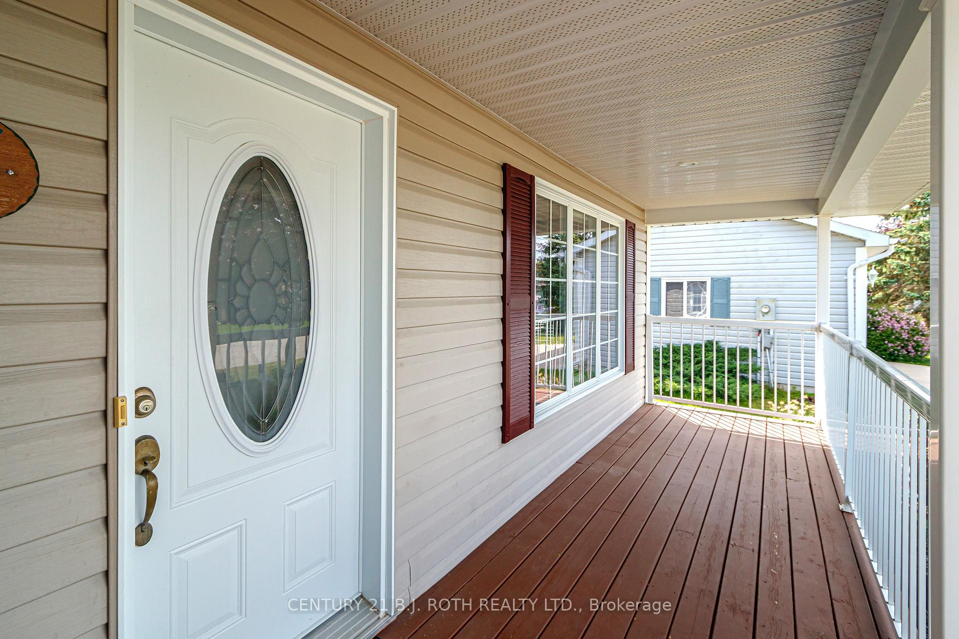Photo 4 of 32 Illinois Crescent, Wasaga Beach — HOMEH
