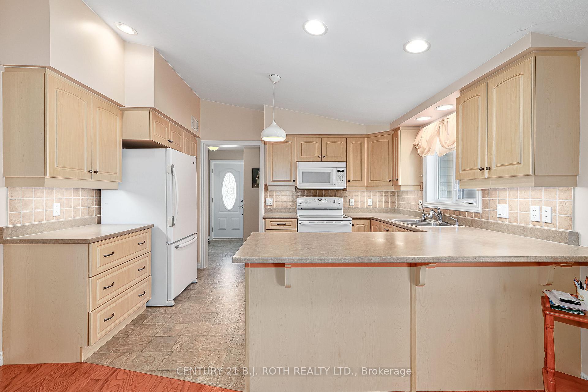 Photo 7 of 32 Illinois Crescent, Wasaga Beach — HOMEH