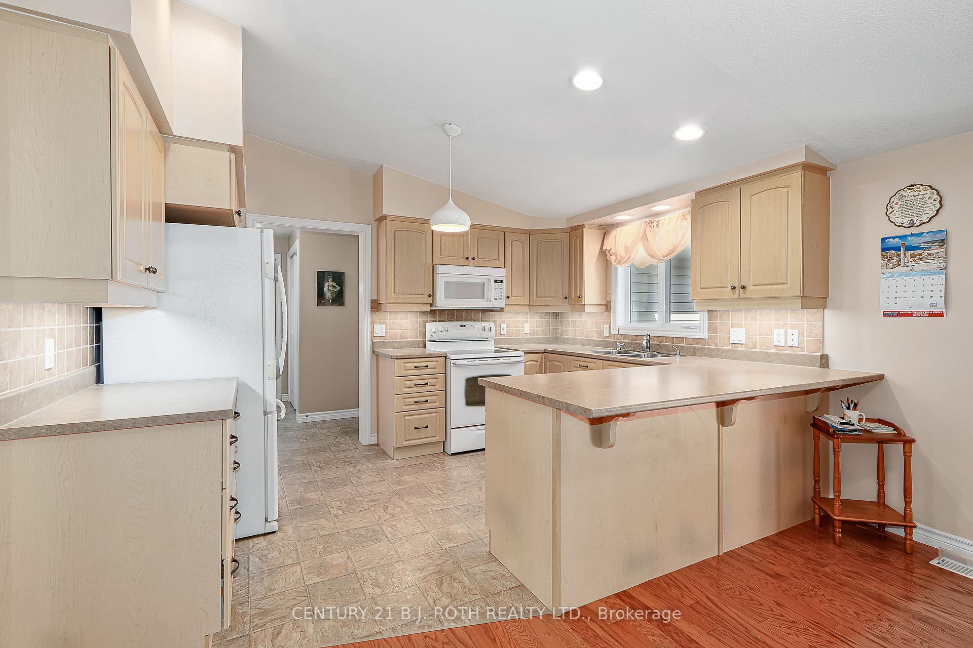 Photo 9 of 32 Illinois Crescent, Wasaga Beach — HOMEH
